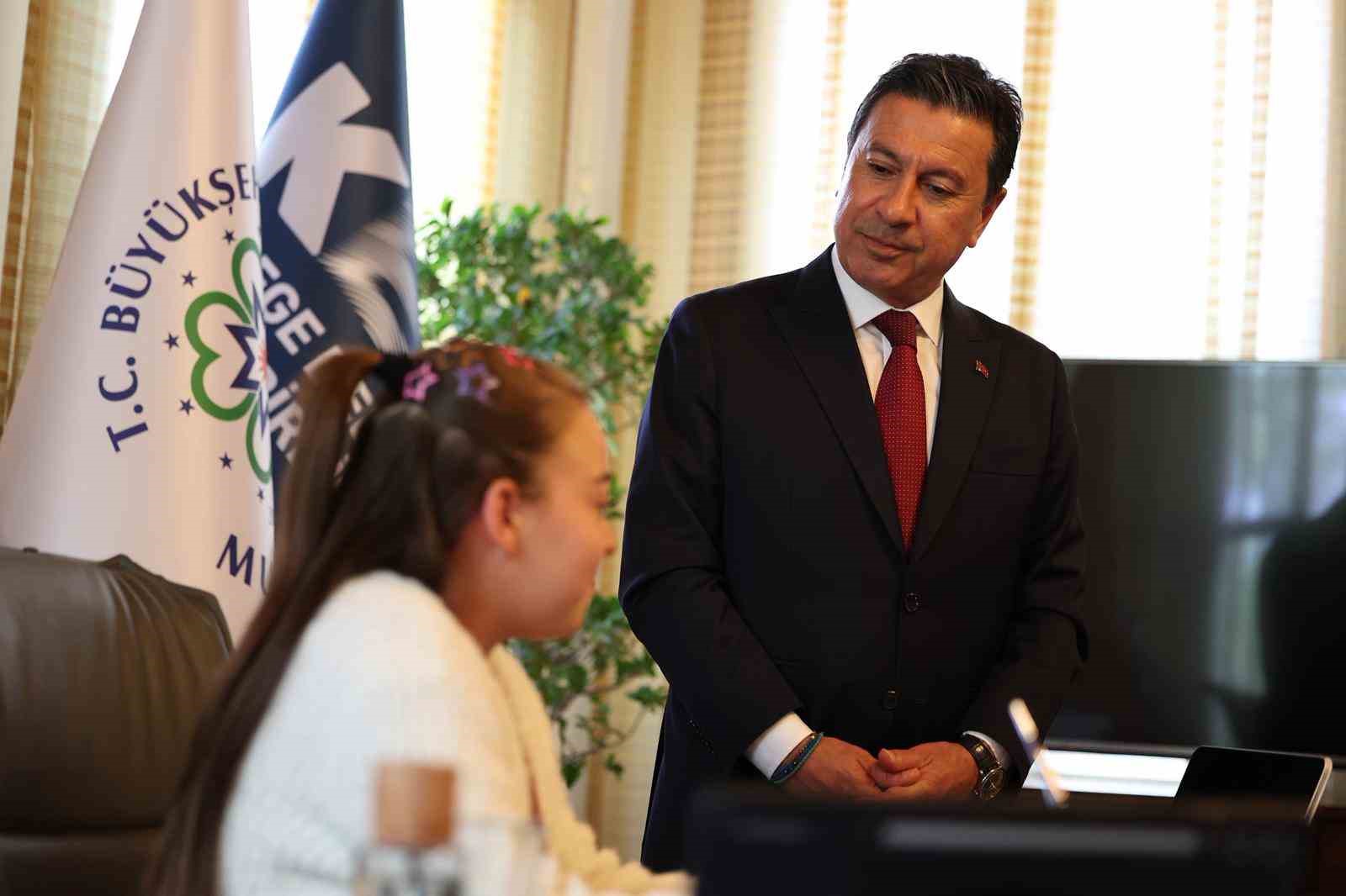 Başkan Aras, koltuğunu minik Azra’ya devretti
