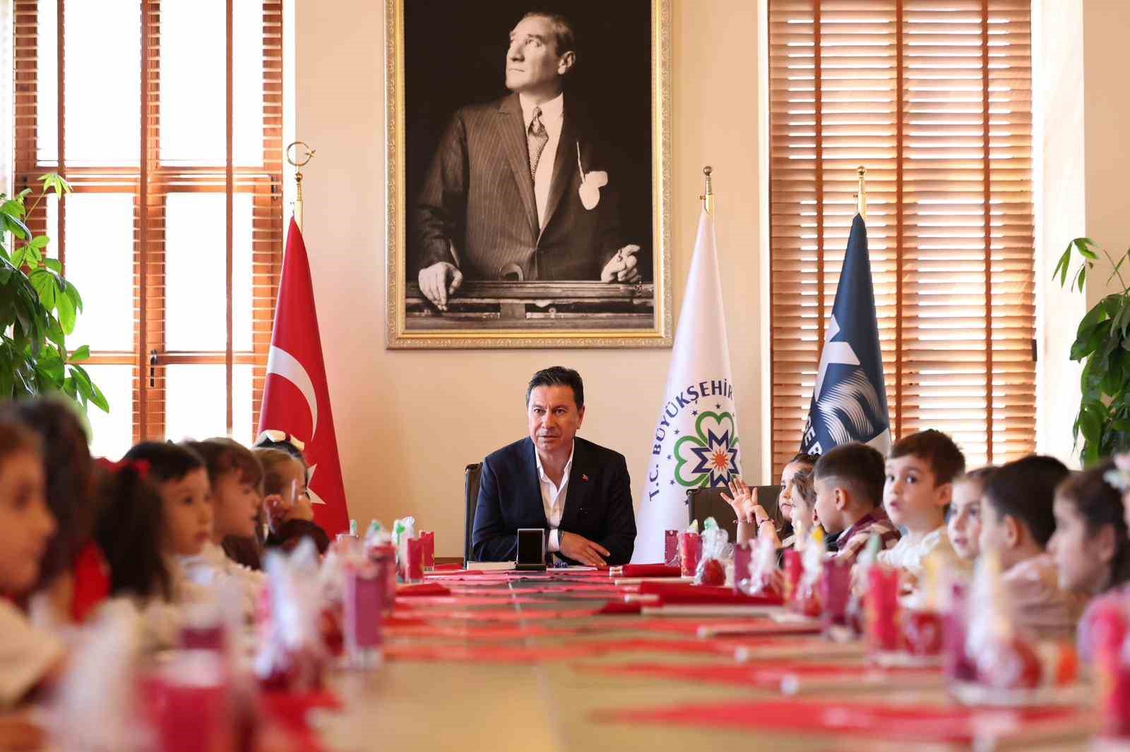 Başkan Aras, koltuğunu minik Azra’ya devretti
