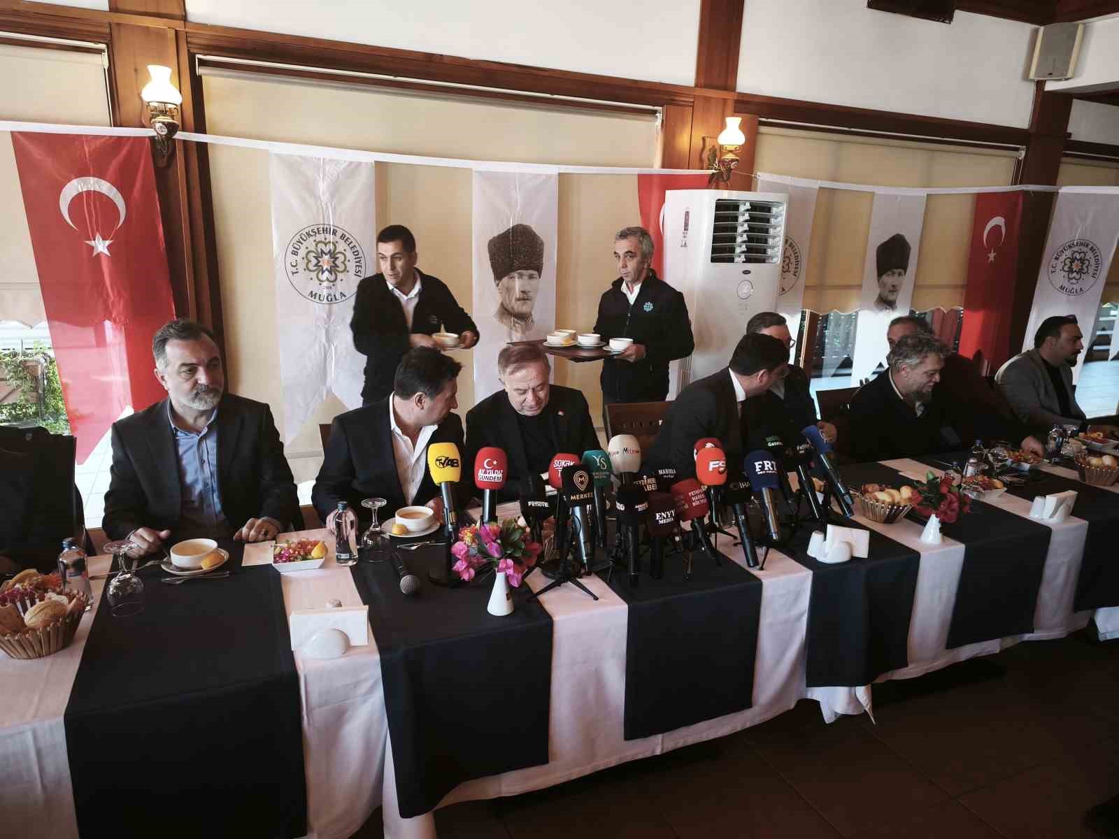 Başkan Aras: "Sizlerin eleştirileri bizim yol göstericimiz"
Başkan Aras: "Sizlerin eleştirileri bizim yol göstericimiz"