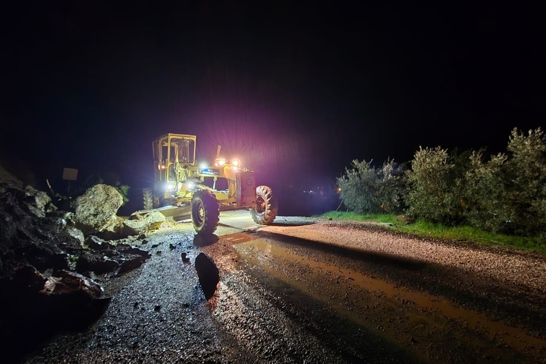 Başkan Aras, yoğun yağışlar sonrası tüm ekipleri sahaya sevk etti
