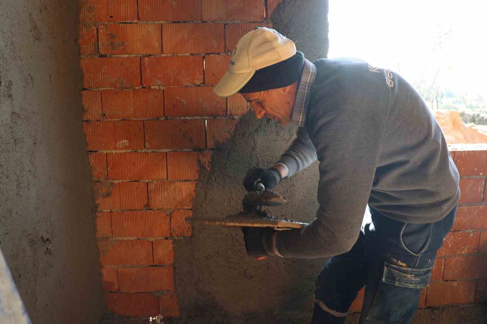 Başkan Arıcı talimat verdi, yangında zarar gören evin tadilatı başladı
