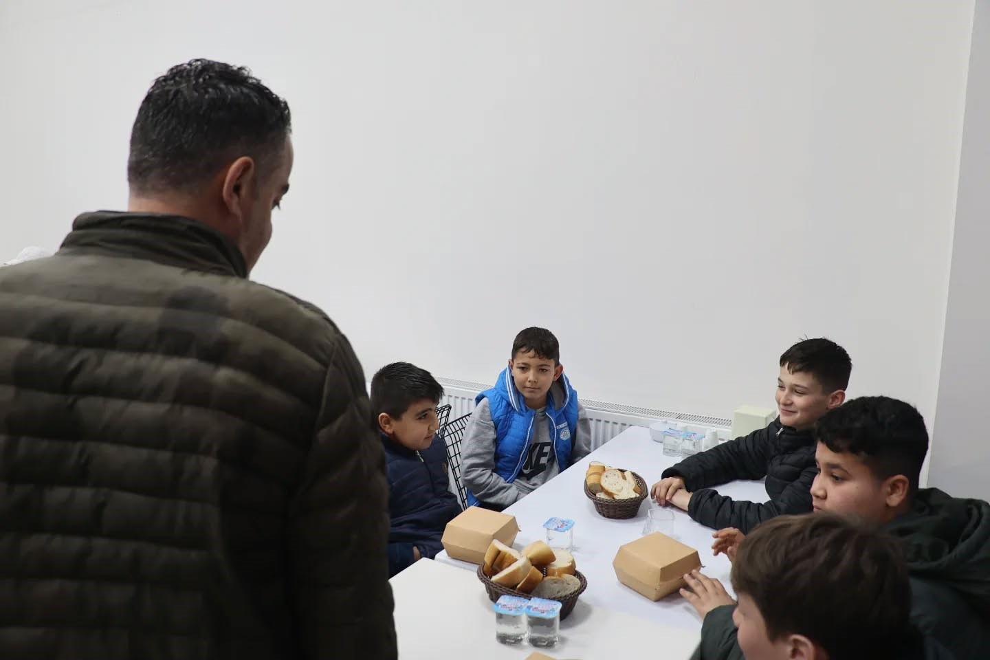 Başkan Arıcı’dan çocuklara iftar sürprizi
