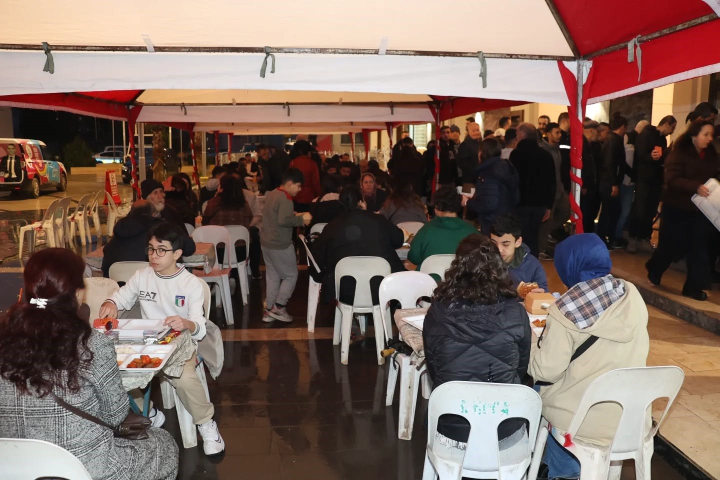 Başkan Arıcı’dan çocuklara iftar sürprizi
