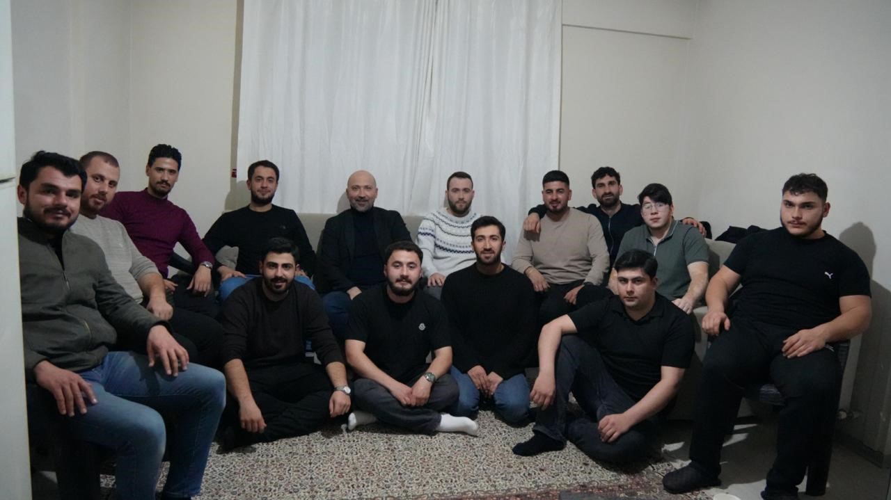 Başkan Arıkan sahurda gençlerle buluştu, kendi elleriyle menemen yaptı
Başkan Arıkan sahurda gençlerle buluştu, kendi elleriyle menemen yaptı