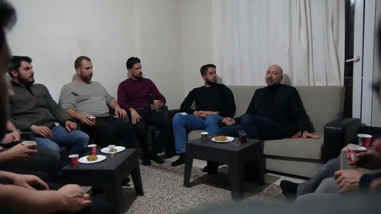 Başkan Arıkan sahurda gençlerle buluştu, kendi elleriyle menemen yaptı
Başkan Arıkan sahurda gençlerle buluştu, kendi elleriyle menemen yaptı