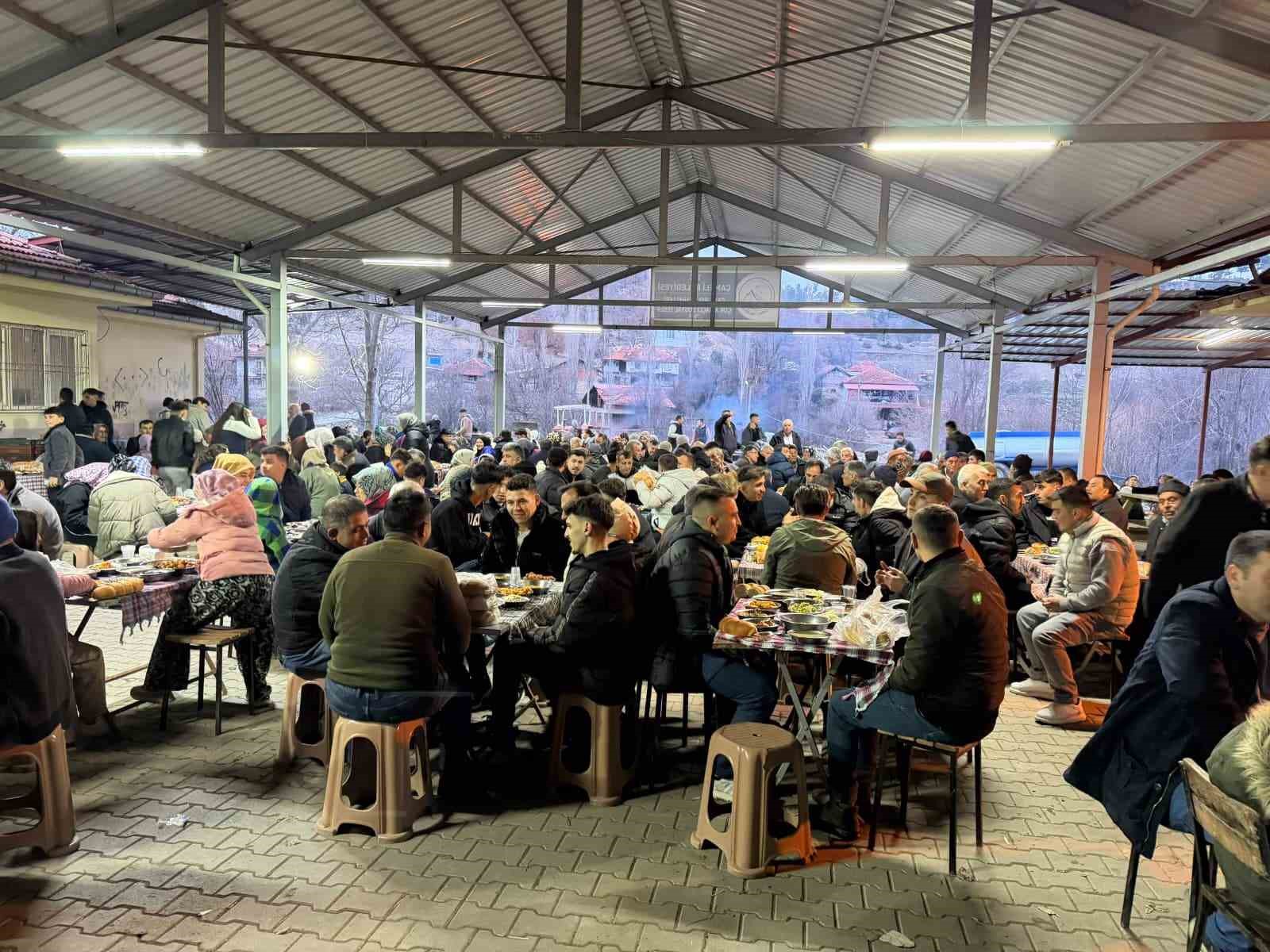 Başkan Arslan son iftarda Çamlıbel gençlerinin gönül sofrasına konuk oldu
