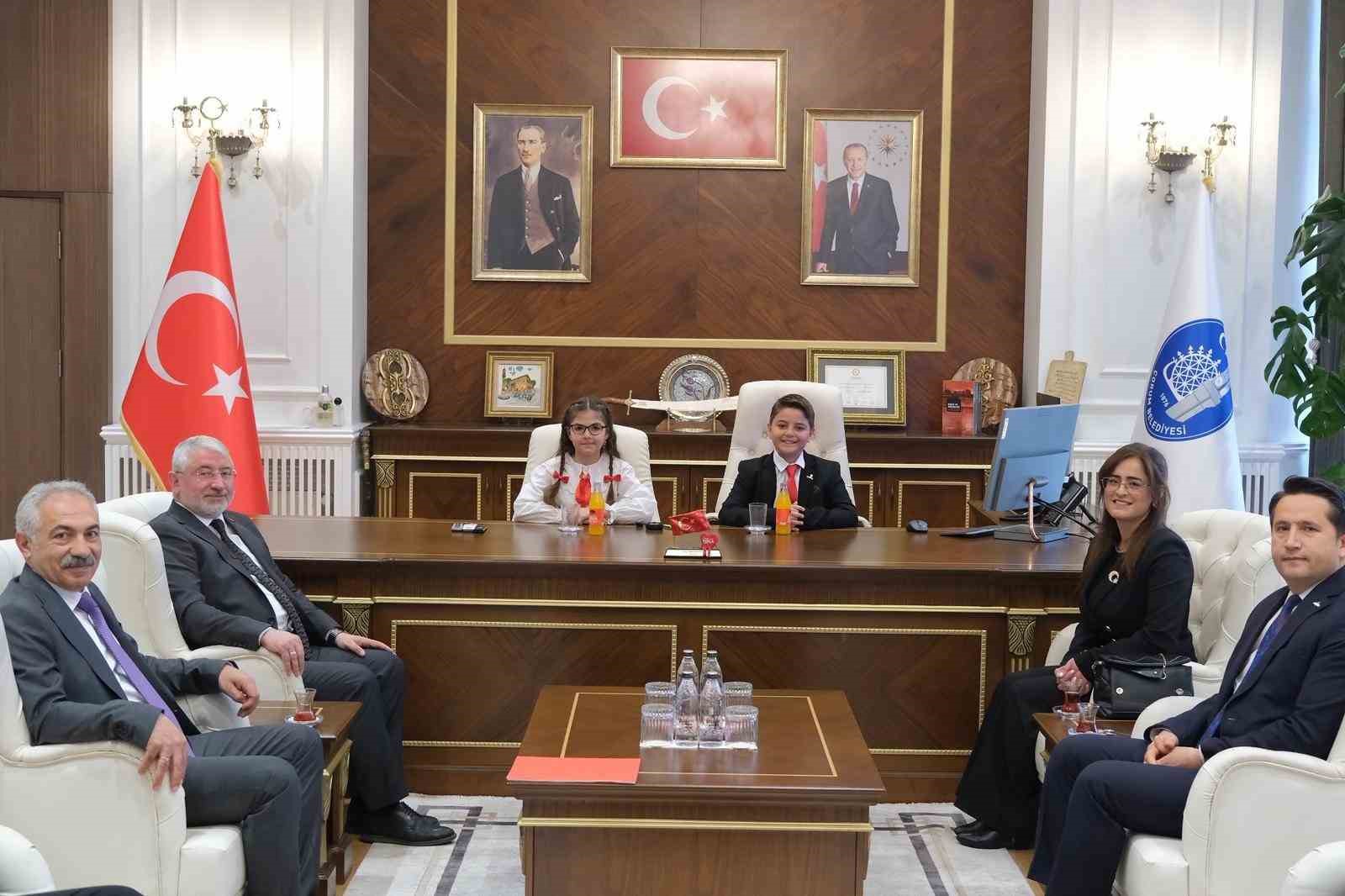 Başkan Aşgın koltuğu çocuklara emanet etti
