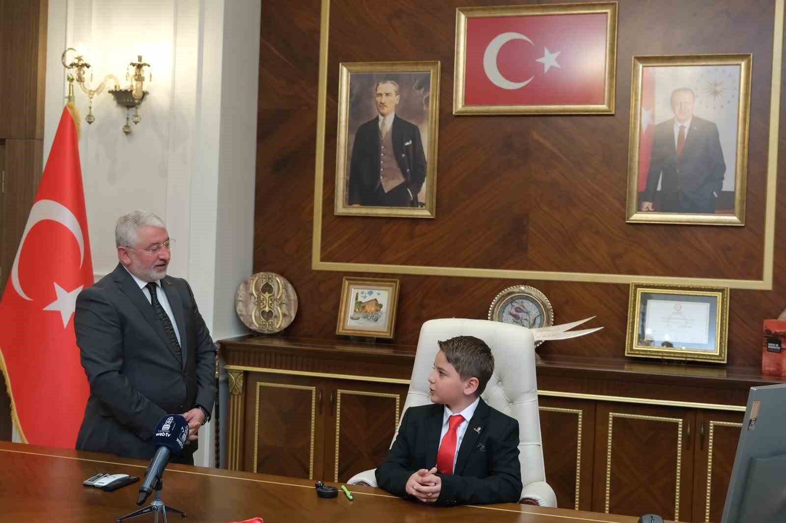 Başkan Aşgın koltuğu çocuklara emanet etti
