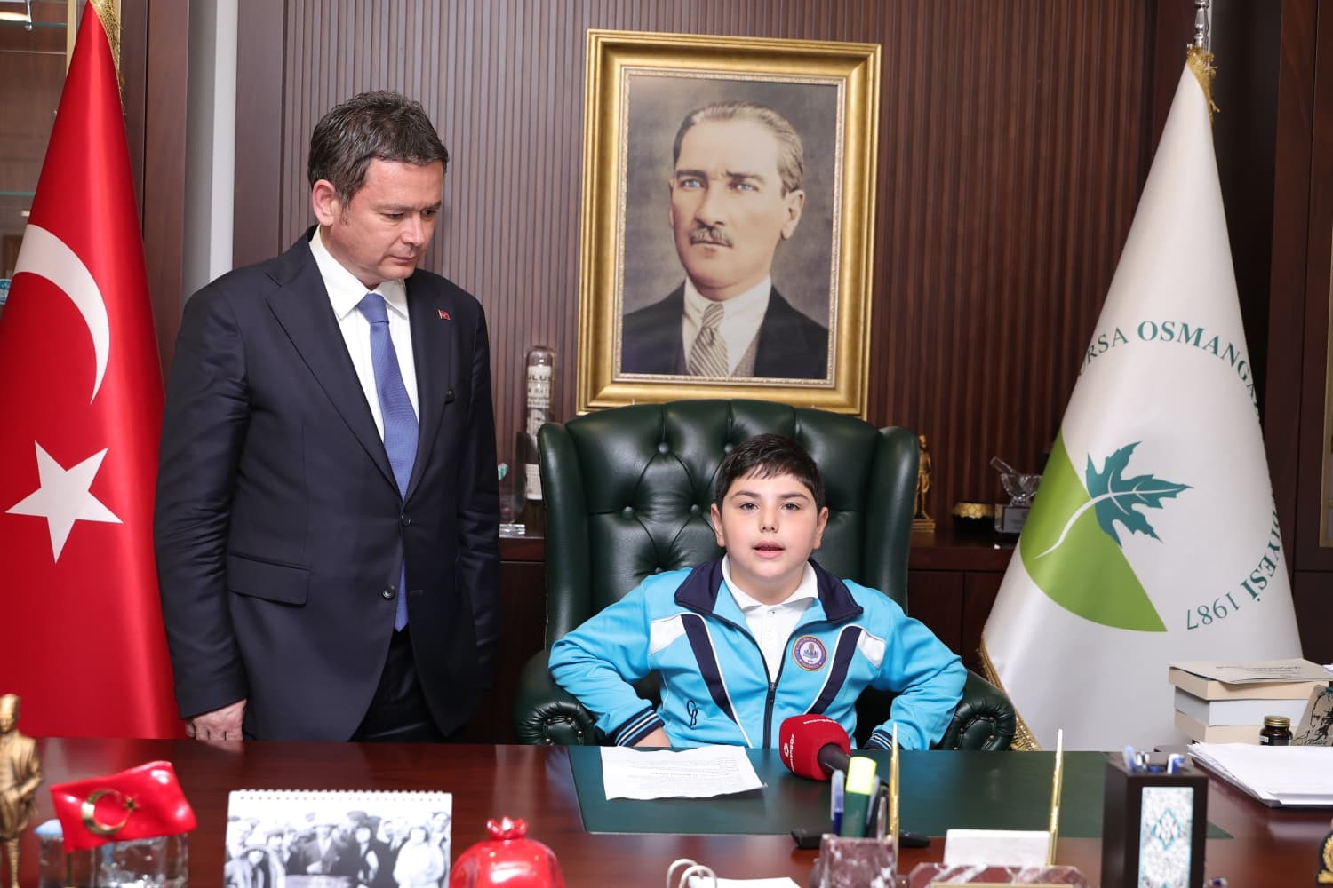 Başkan Aydın koltuğu çocuklara bıraktı
