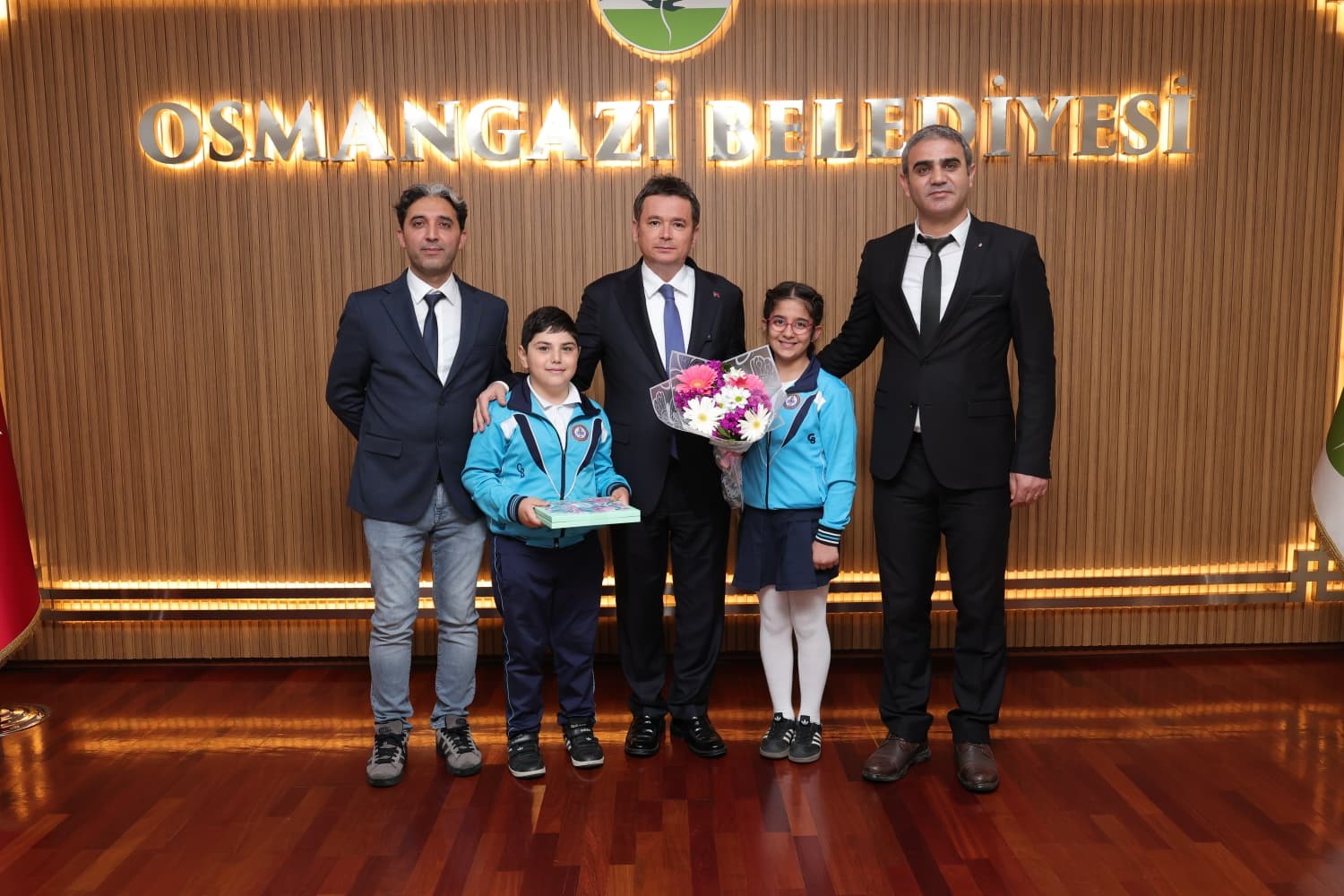 Başkan Aydın koltuğu çocuklara bıraktı
