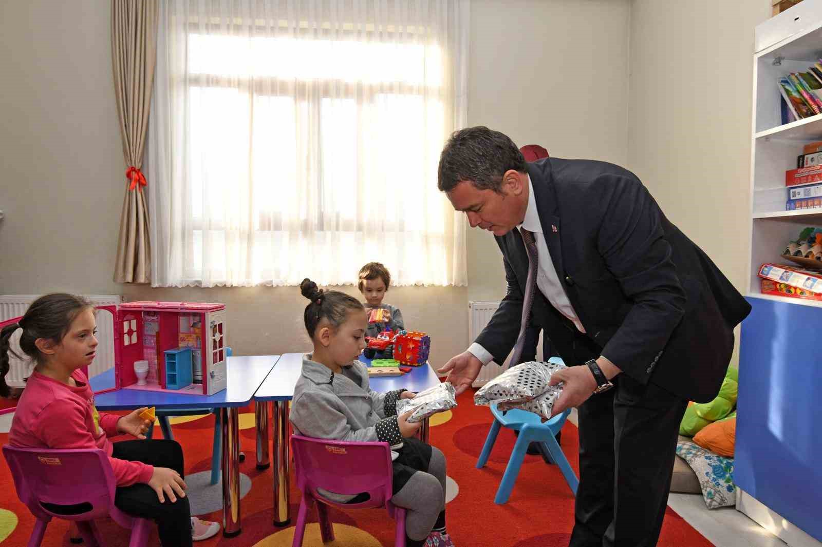 Başkan Aydın, özel Gereksinimli çocukların karne sevincini paylaştı
