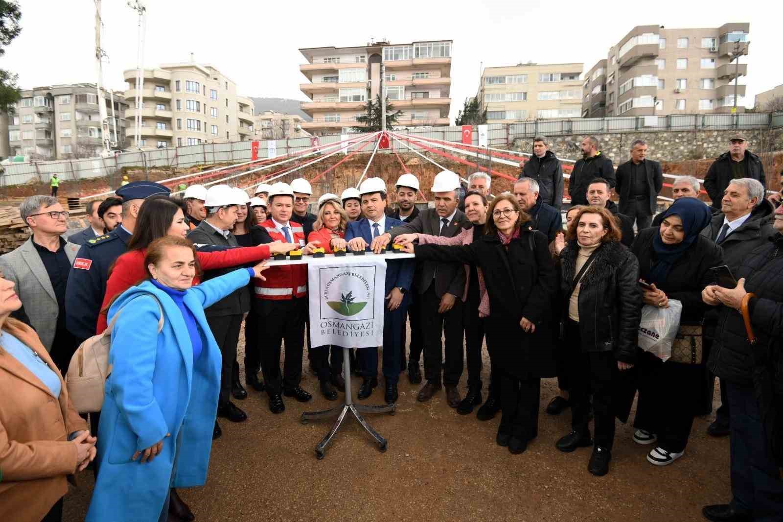 Başkan Aydın’dan Osmangazi’ye çifte hizmet
Başkan Aydın’dan Osmangazi’ye çifte hizmet
