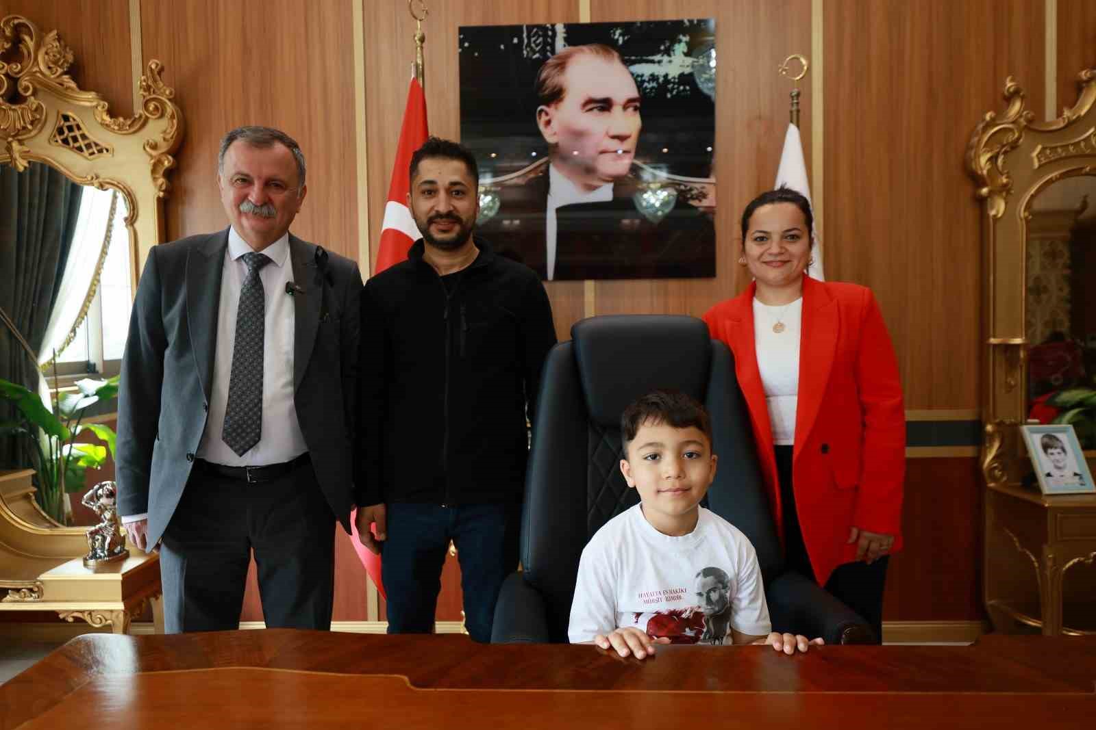 Başkan Balaban 23 Nisan’da koltuğunu çocuklara devretti
