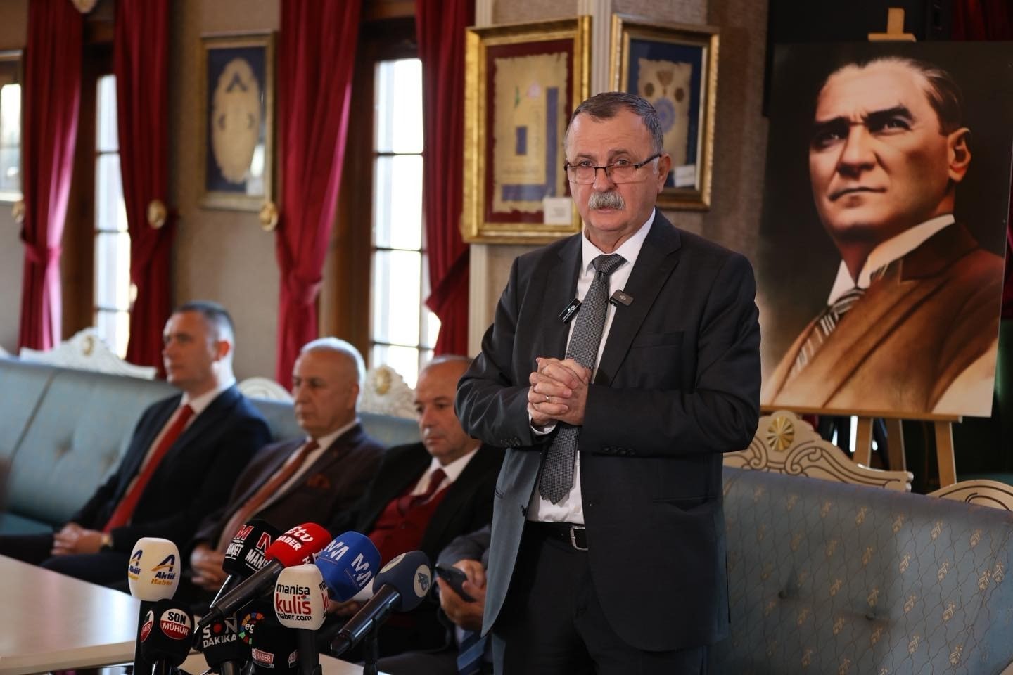 Başkan Balaban aylık basın toplantısında çalışmalarını anlattı
Başkan Balaban aylık basın toplantısında çalışmalarını anlattı