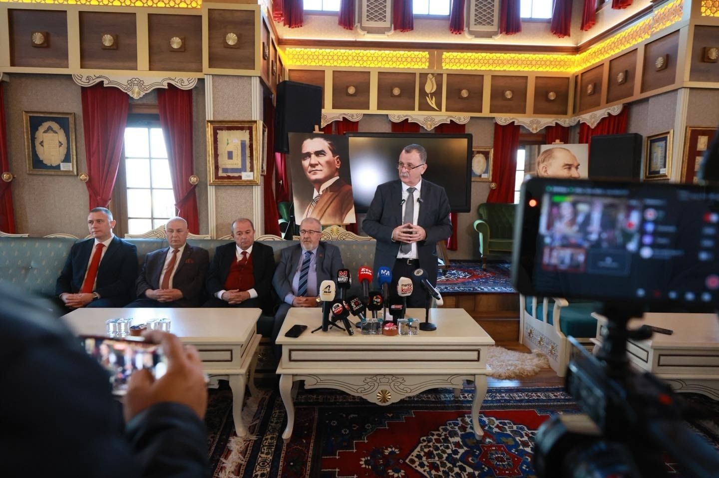 Başkan Balaban aylık basın toplantısında çalışmalarını anlattı
Başkan Balaban aylık basın toplantısında çalışmalarını anlattı