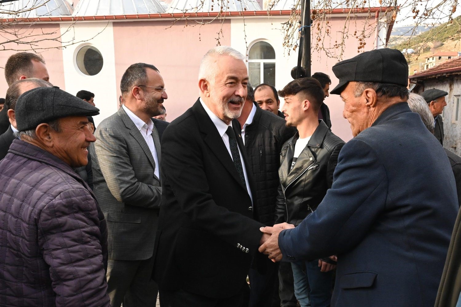 Başkan Başdeğirmen: "Belediye olarak her yerde varız"
Başkan Başdeğirmen: "Belediye olarak her yerde varız"