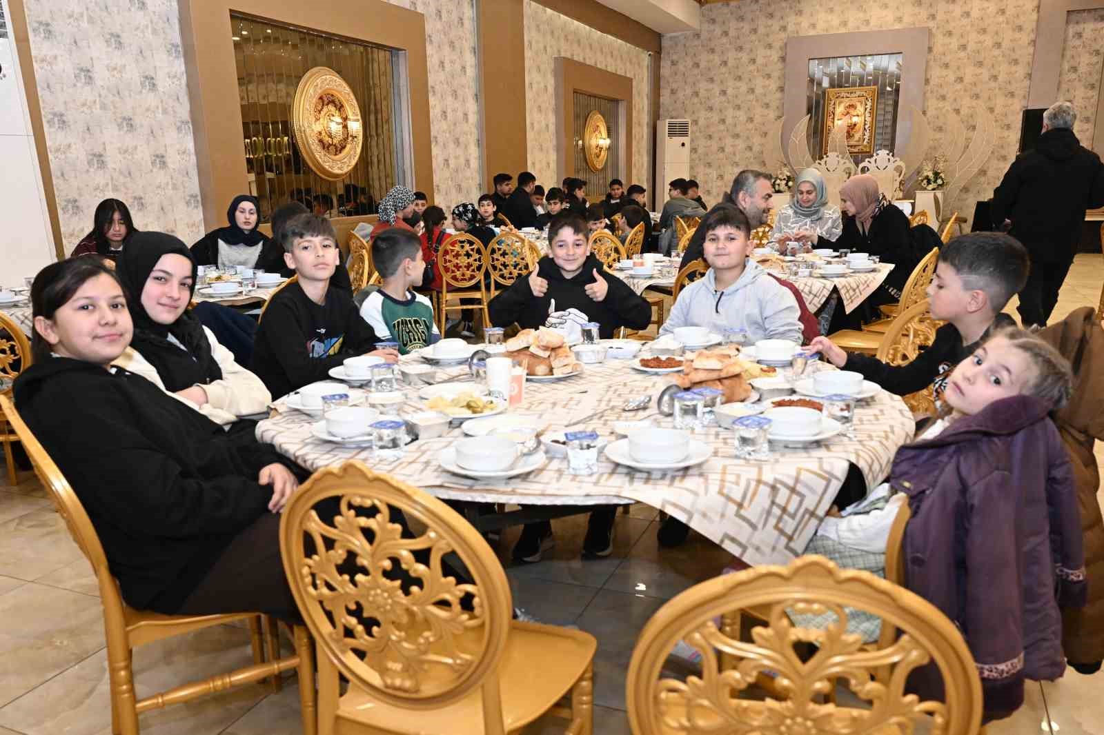 Başkan Başdeğirmen, çocuklarla iftarda buluştu
Başkan Başdeğirmen, çocuklarla iftarda buluştu