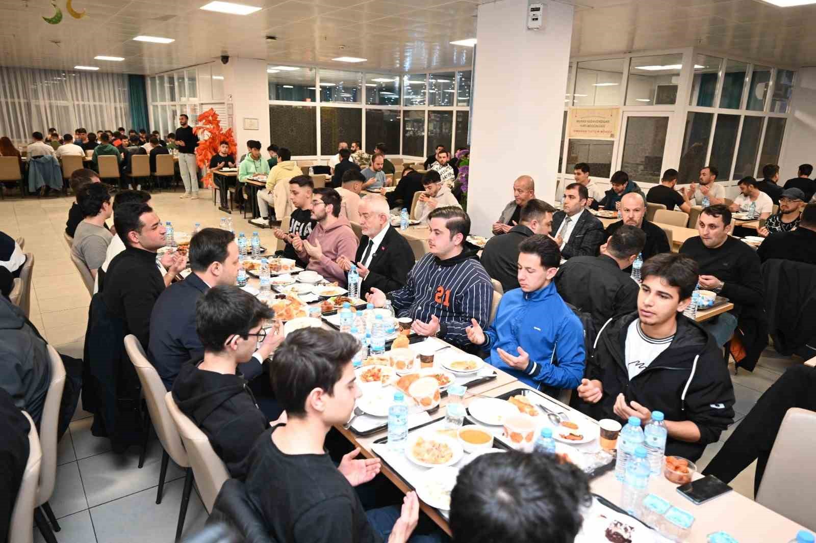 Başkan Başdeğirmen, KYK erkek yurdunda öğrencilerle iftar sofrasında buluştu
Başkan Başdeğirmen, KYK erkek yurdunda öğrencilerle iftar sofrasında buluştu