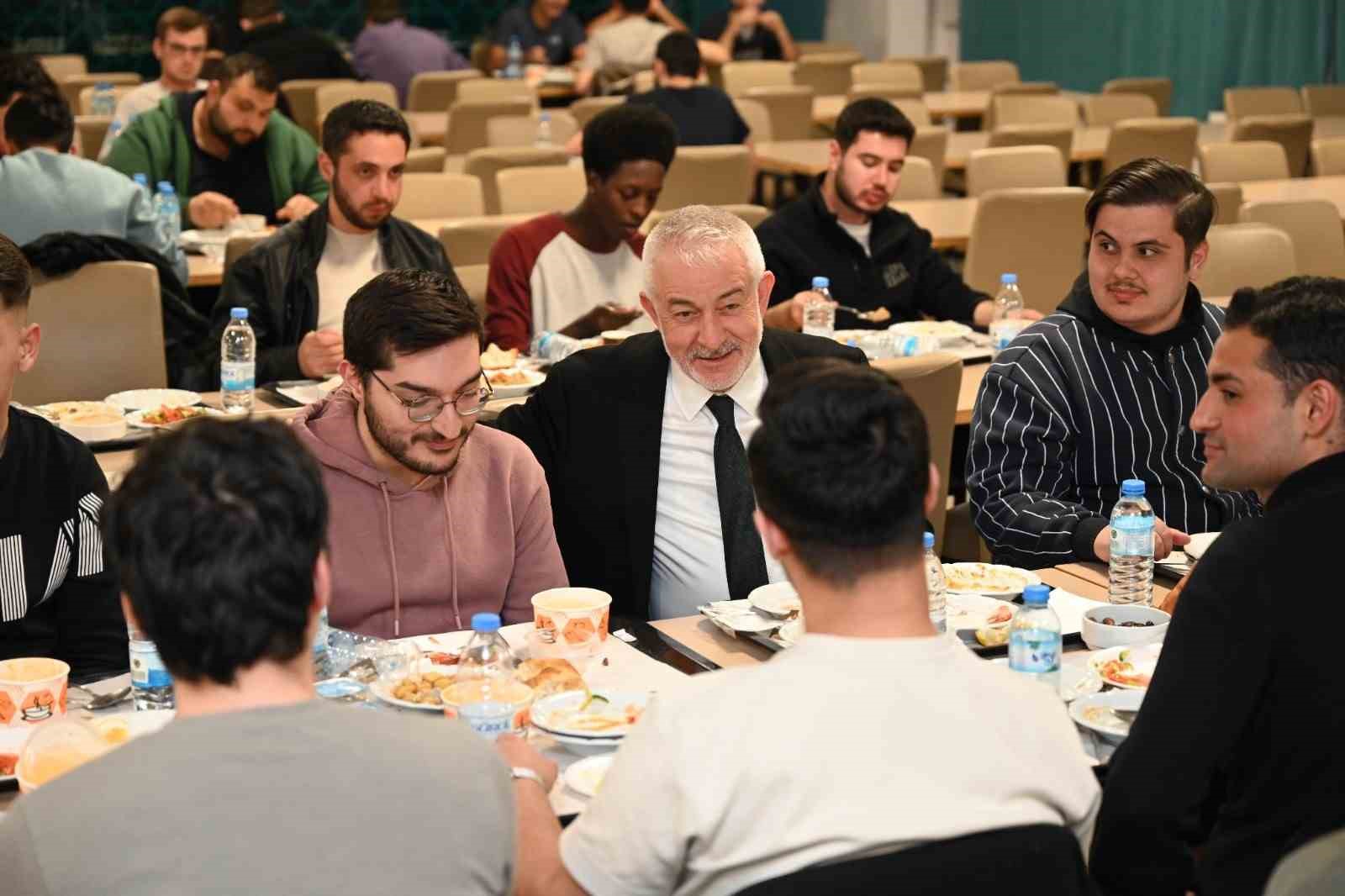 Başkan Başdeğirmen, KYK erkek yurdunda öğrencilerle iftar sofrasında buluştu
Başkan Başdeğirmen, KYK erkek yurdunda öğrencilerle iftar sofrasında buluştu