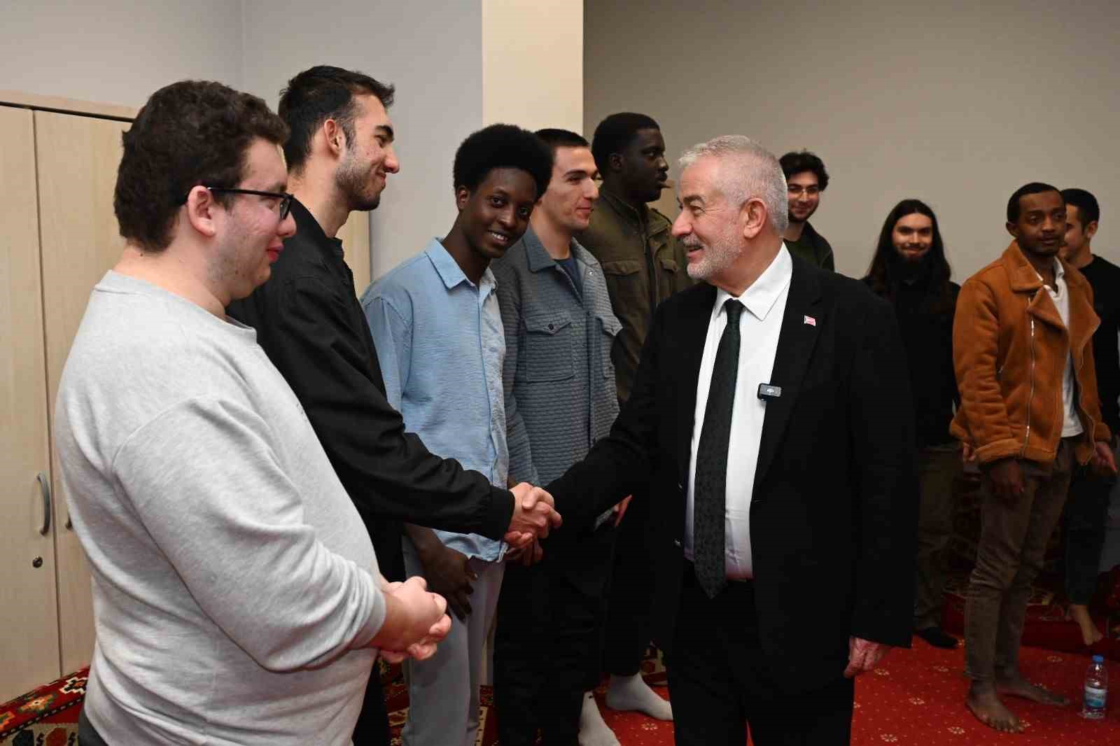 Başkan Başdeğirmen, KYK erkek yurdunda öğrencilerle iftar sofrasında buluştu
Başkan Başdeğirmen, KYK erkek yurdunda öğrencilerle iftar sofrasında buluştu