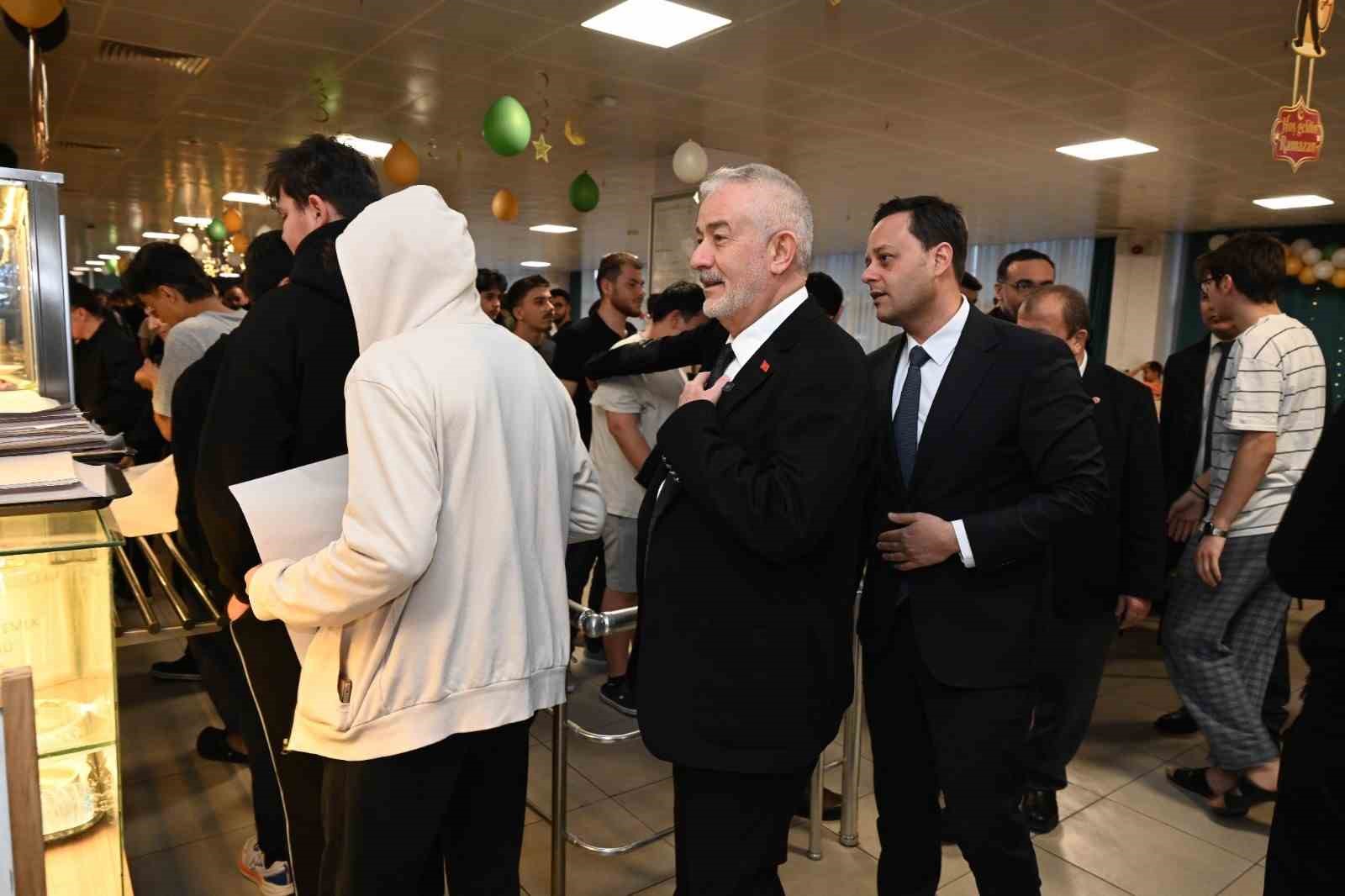 Başkan Başdeğirmen, KYK erkek yurdunda öğrencilerle iftar sofrasında buluştu
Başkan Başdeğirmen, KYK erkek yurdunda öğrencilerle iftar sofrasında buluştu