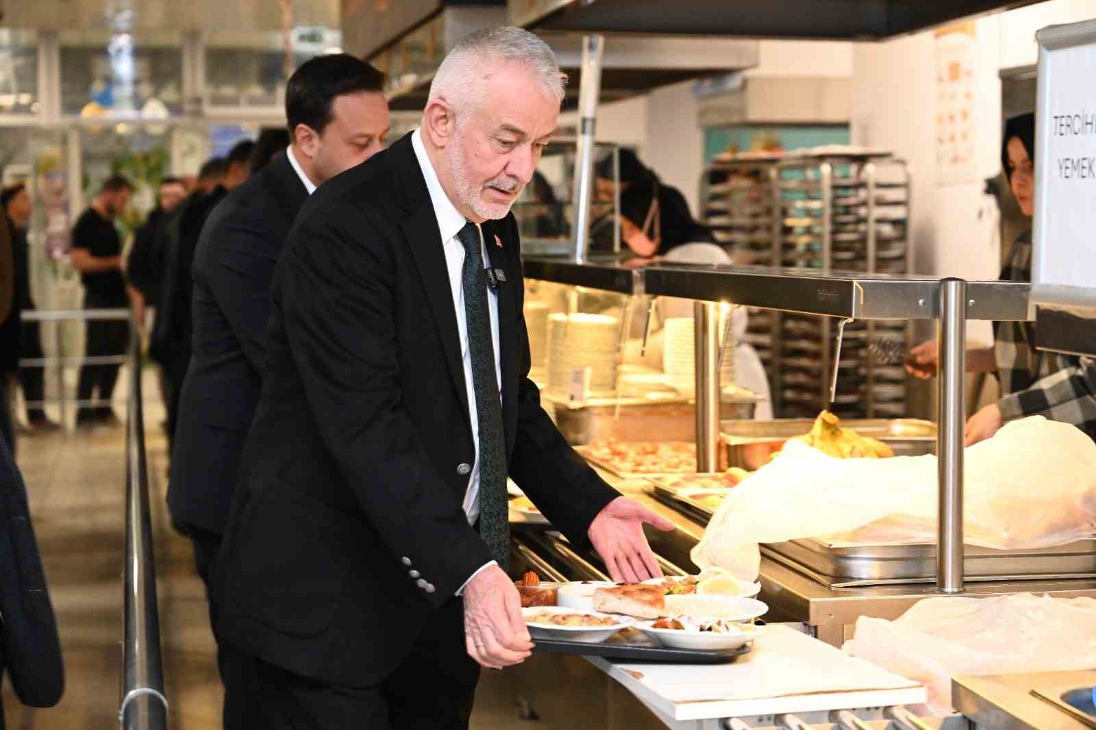 Başkan Başdeğirmen, KYK erkek yurdunda öğrencilerle iftar sofrasında buluştu
Başkan Başdeğirmen, KYK erkek yurdunda öğrencilerle iftar sofrasında buluştu