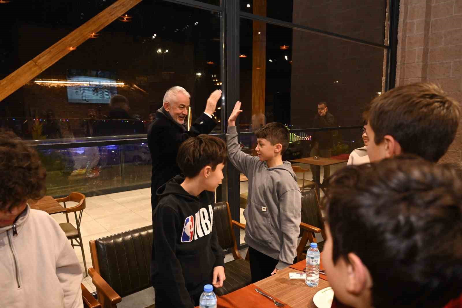 Başkan Başdeğirmen, şampiyon takımla buluştu
