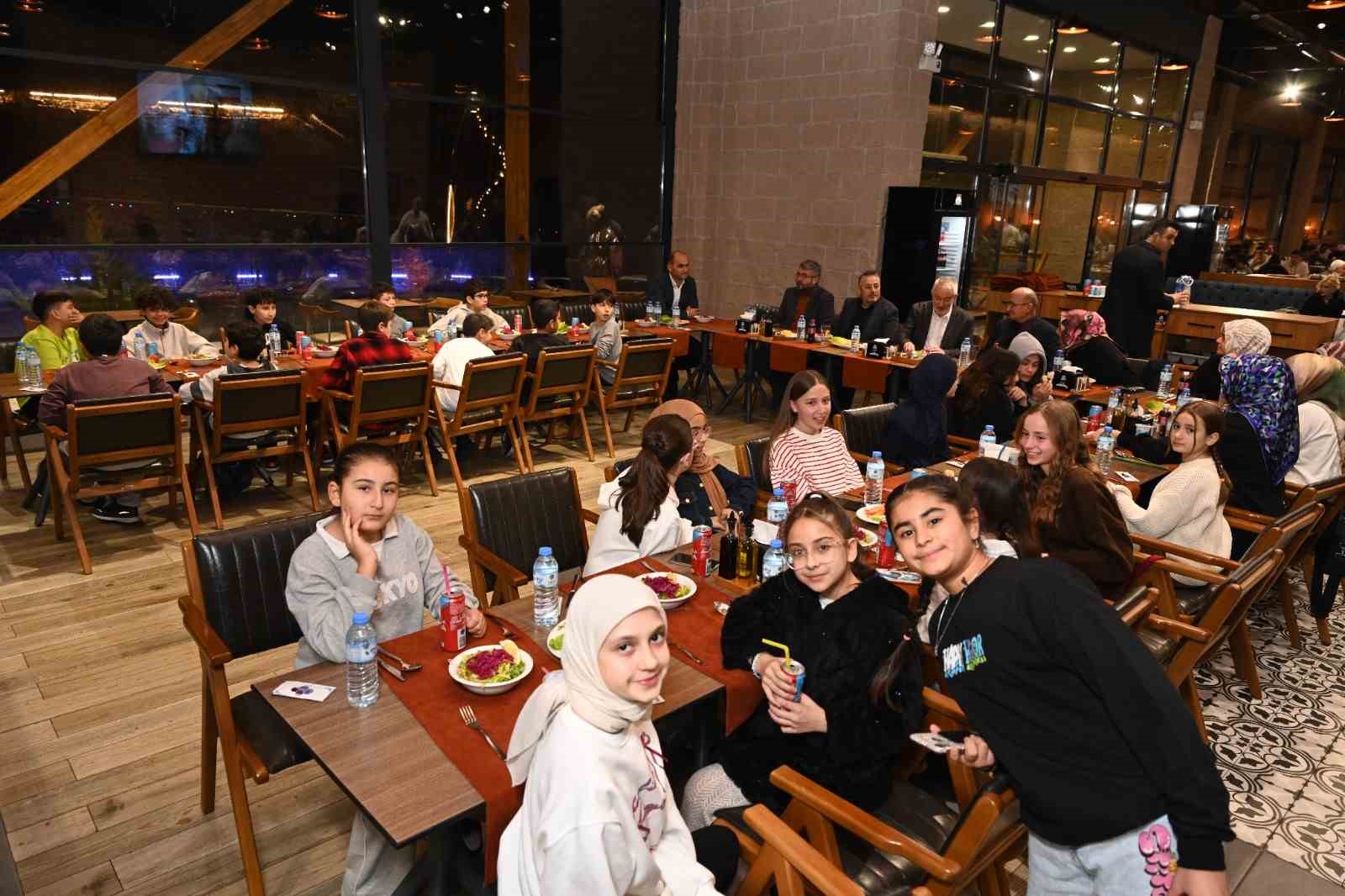 Başkan Başdeğirmen, şampiyon takımla buluştu
