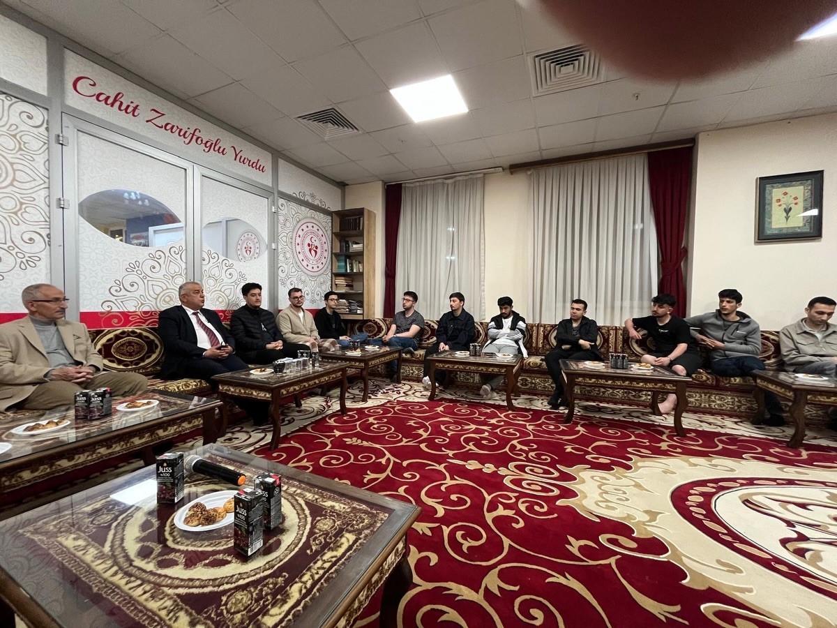 Başkan Bıyık üniversite gençliği ile bir araya geldi
