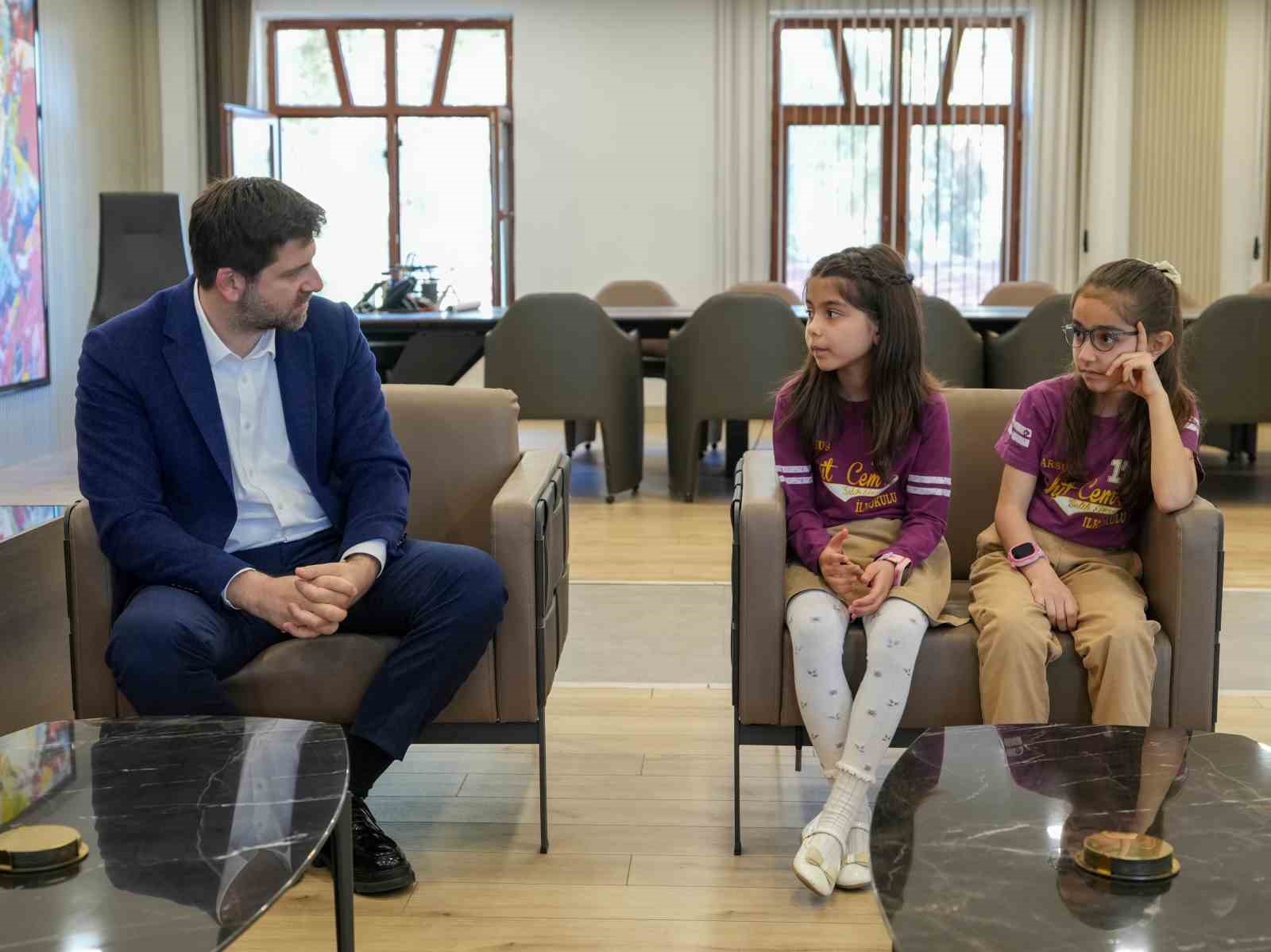 Başkan Boltaç koltuğunu devretti, çocuklar taleplerini sıraladı
