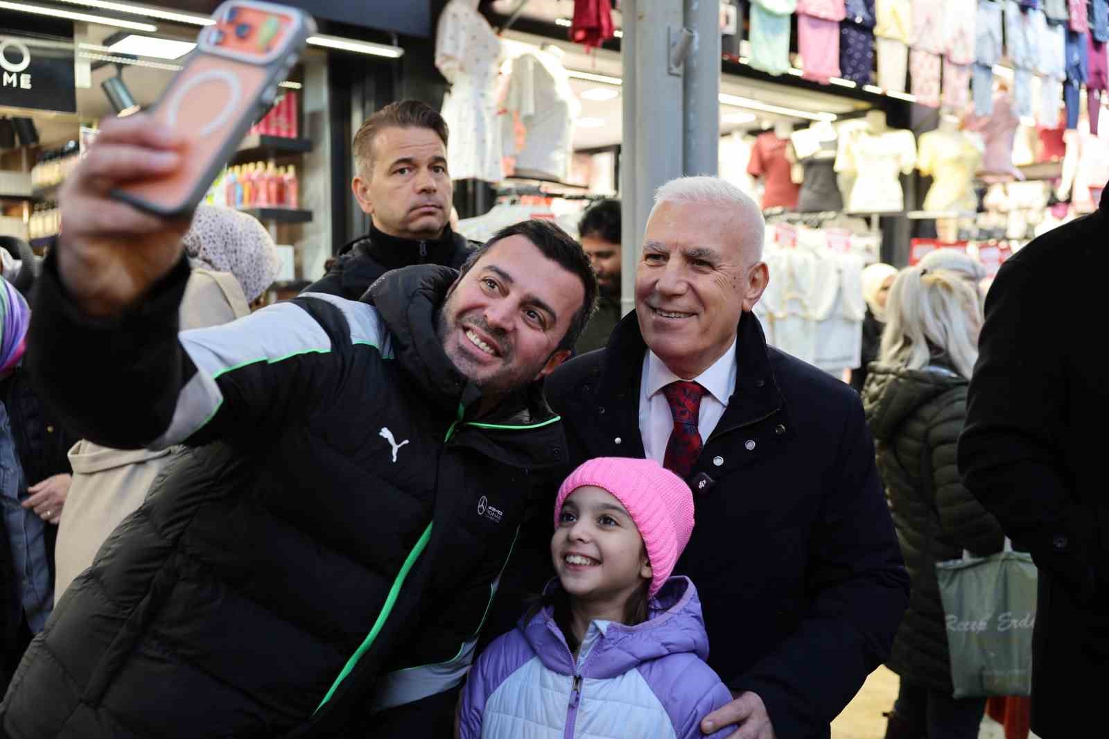 Başkan Bozbey çarşı esnafıyla bayramlaştı
