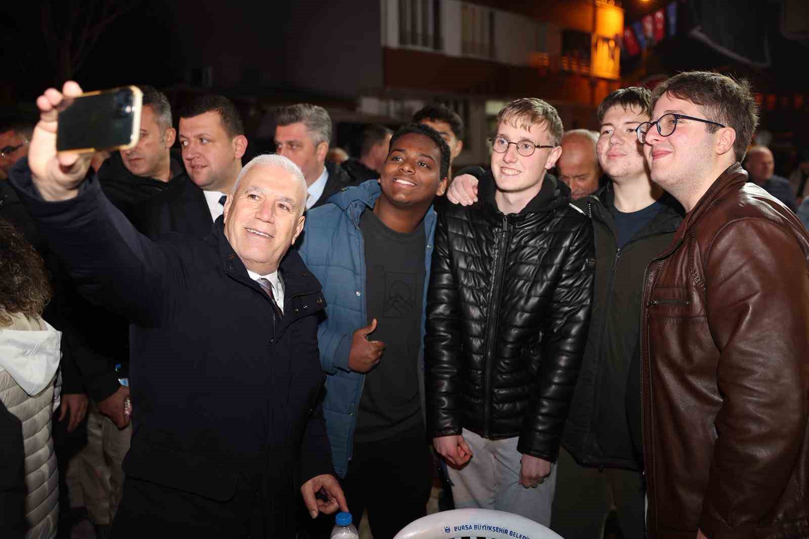 Başkan Bozbey kendi mahallesinde komşularıyla iftar yaptı
