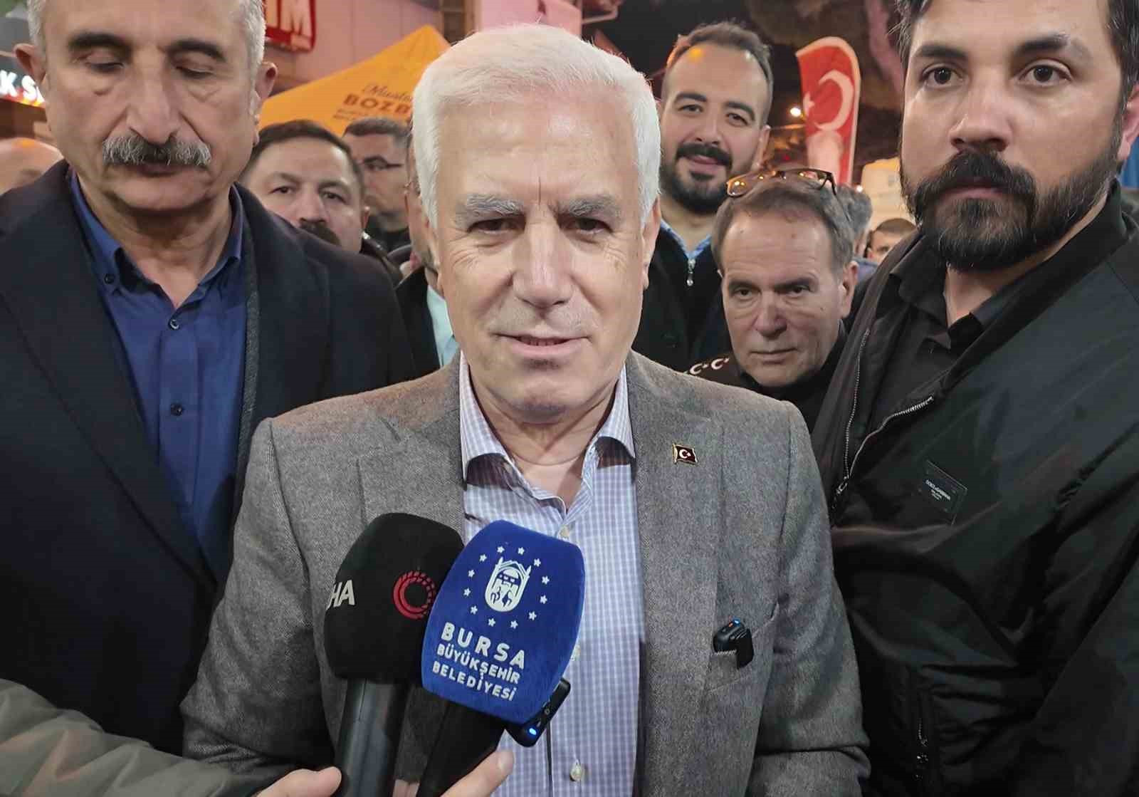 Başkan Bozbey sahurda vatandaşlarla buluştu, tarihi fırınlarda tahinli pide ve simit dağıttı
Başkan Bozbey sahurda vatandaşlarla buluştu, tarihi fırınlarda tahinli pide ve simit dağıttı