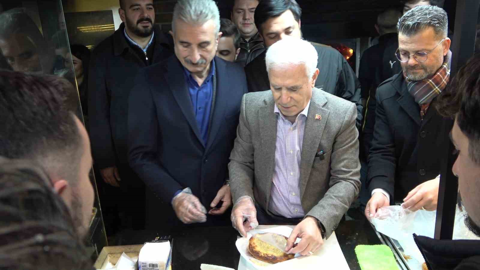 Başkan Bozbey sahurda vatandaşlarla buluştu, tarihi fırınlarda tahinli pide ve simit dağıttı
Başkan Bozbey sahurda vatandaşlarla buluştu, tarihi fırınlarda tahinli pide ve simit dağıttı