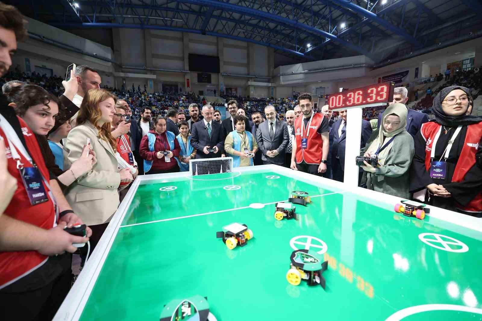 Başkan Büyükakın ve Kocaelisporlu futbolcular "robot futbolu" oynadı
