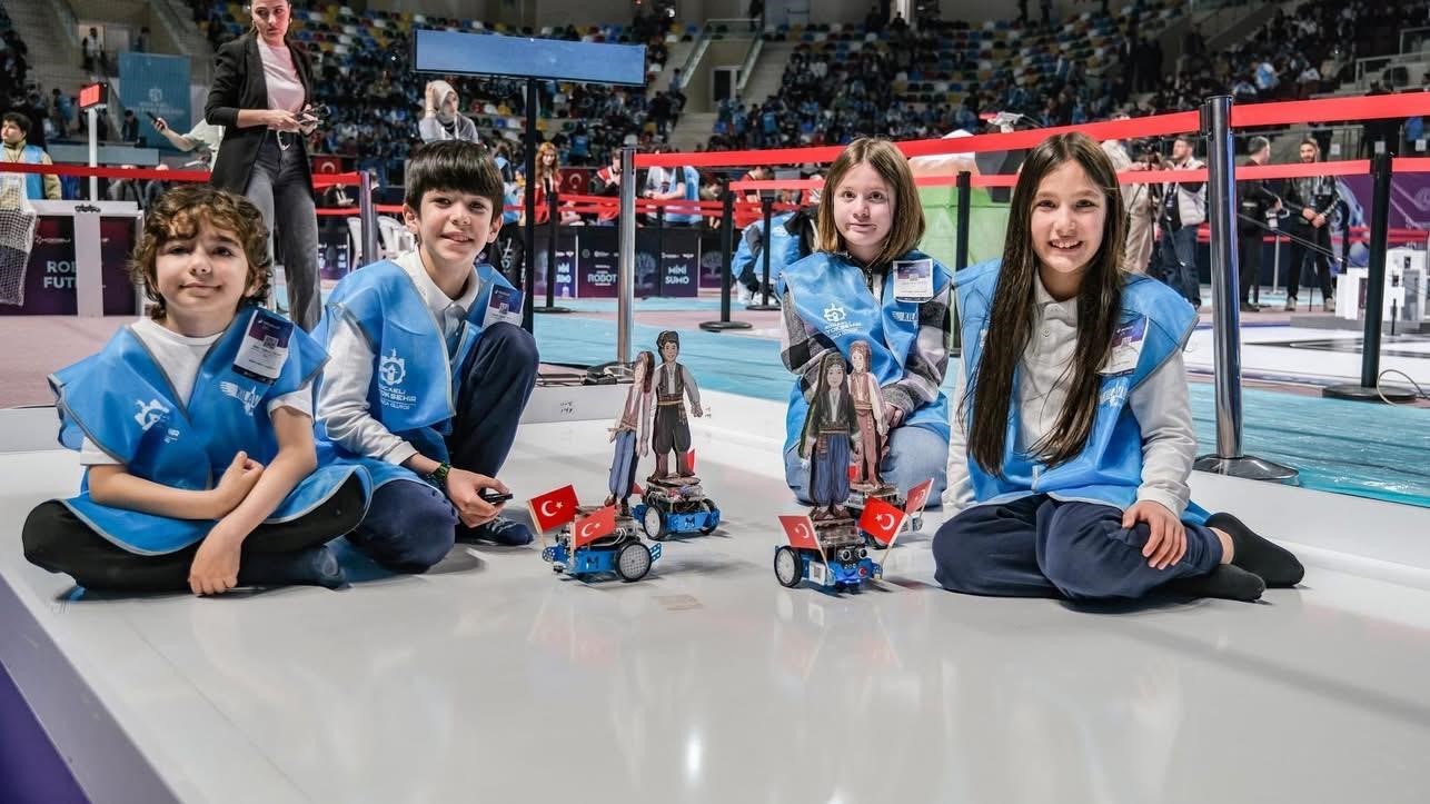 Başkan Büyükakın ve Kocaelisporlu futbolcular "robot futbolu" oynadı
