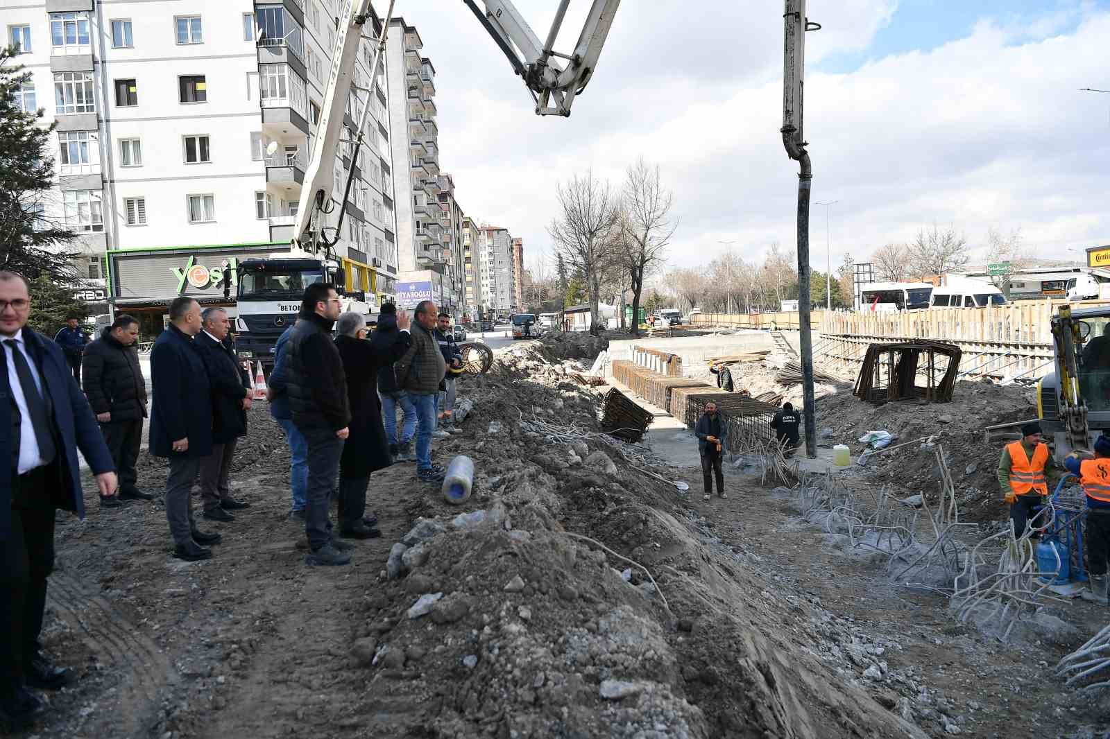 Başkan Büyükkılıç, 300 milyon TL’lik katlı kavşak projesini yerinde inceledi
Başkan Büyükkılıç, 300 milyon TL’lik katlı kavşak projesini yerinde inceledi