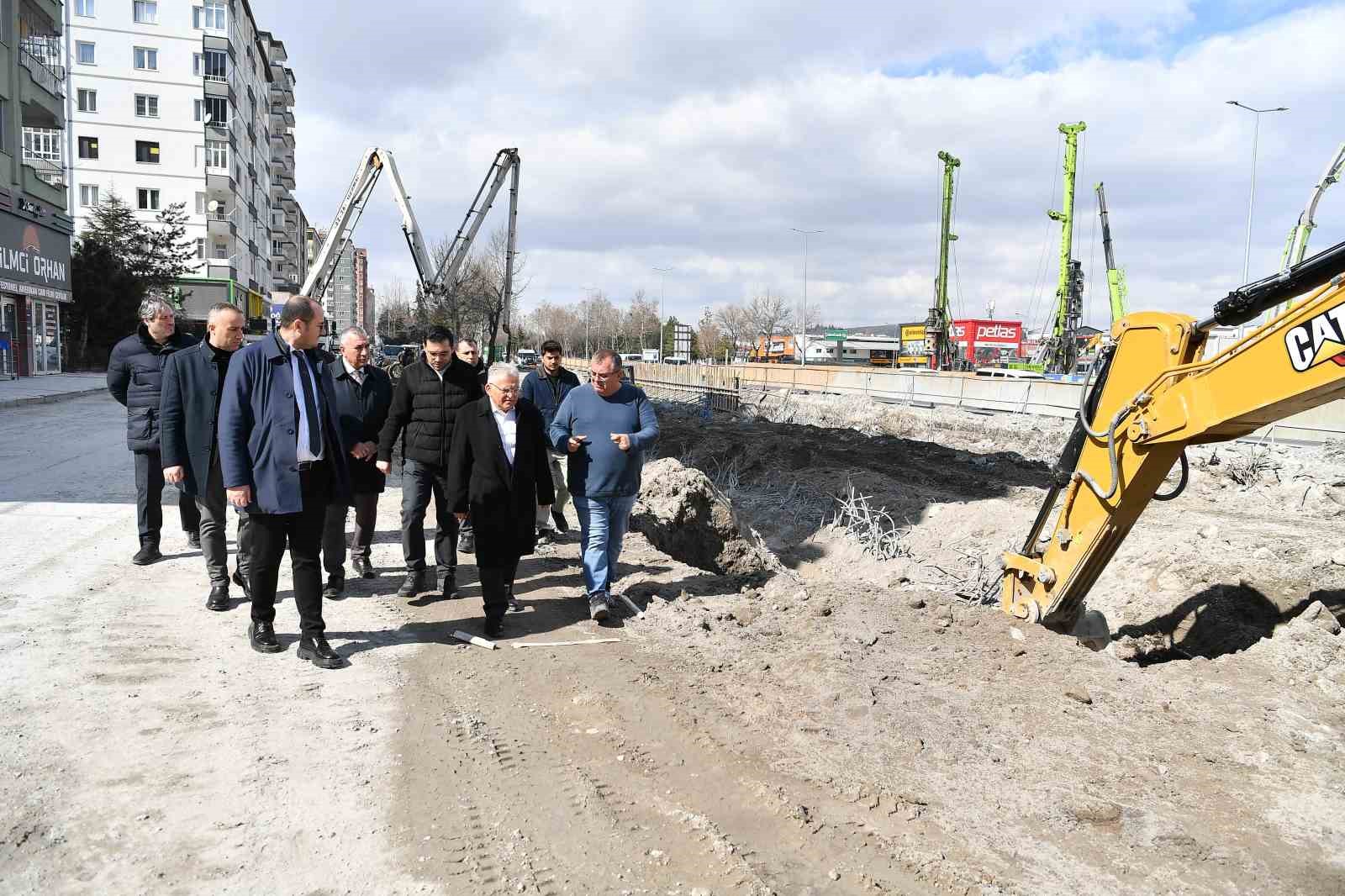 Başkan Büyükkılıç, 300 milyon TL’lik katlı kavşak projesini yerinde inceledi
Başkan Büyükkılıç, 300 milyon TL’lik katlı kavşak projesini yerinde inceledi