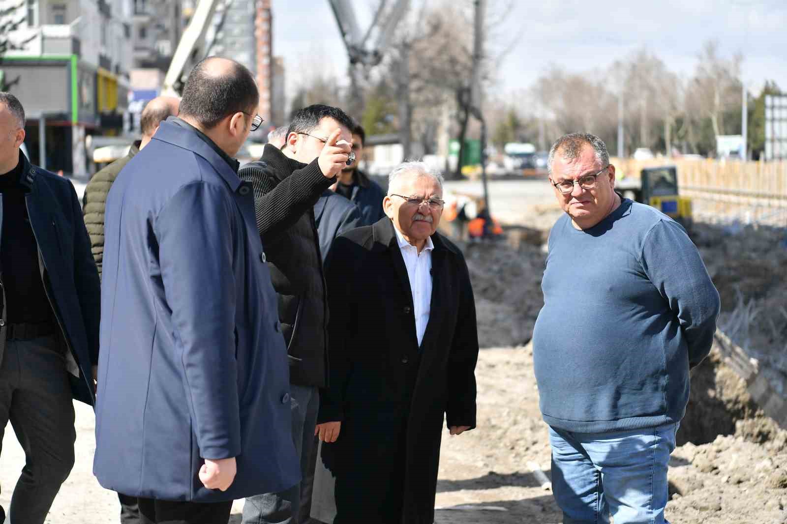 Başkan Büyükkılıç, 300 milyon TL’lik katlı kavşak projesini yerinde inceledi
Başkan Büyükkılıç, 300 milyon TL’lik katlı kavşak projesini yerinde inceledi