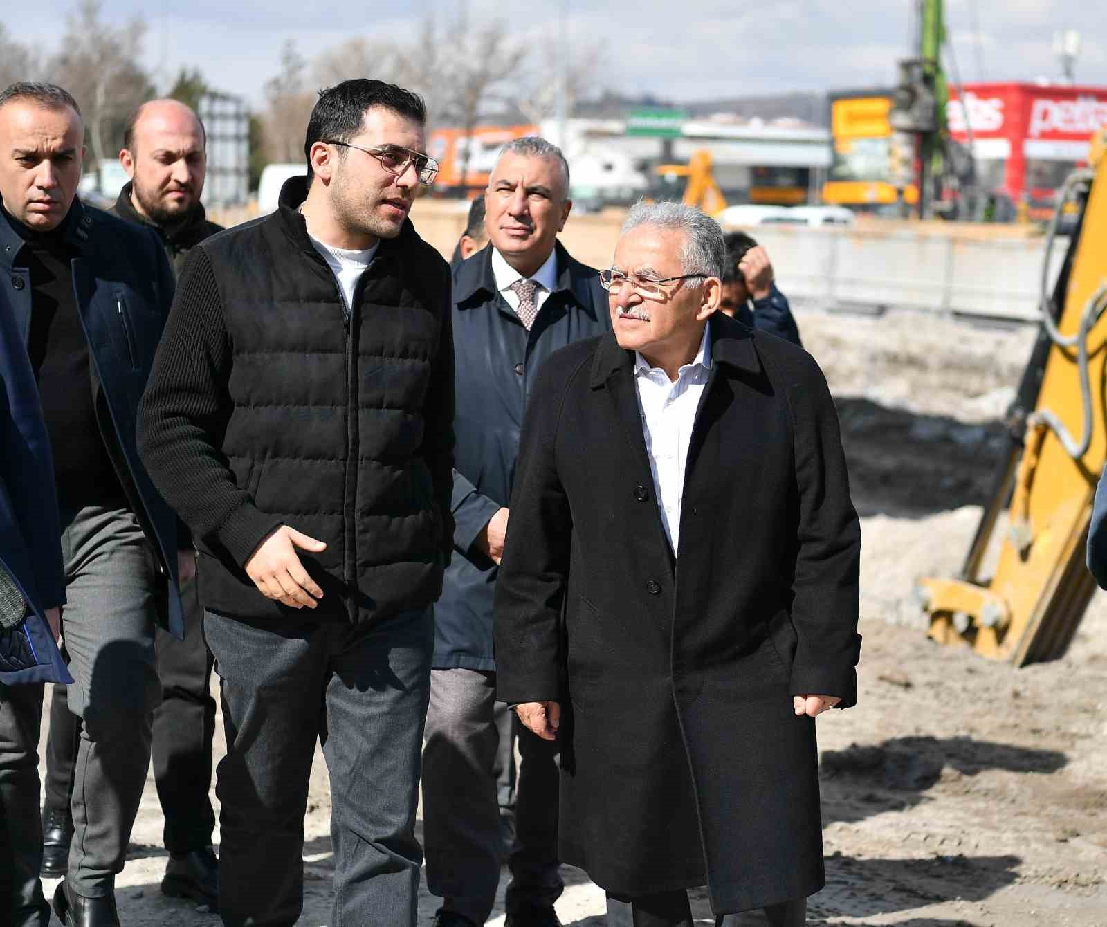 Başkan Büyükkılıç, 300 milyon TL’lik katlı kavşak projesini yerinde inceledi
Başkan Büyükkılıç, 300 milyon TL’lik katlı kavşak projesini yerinde inceledi