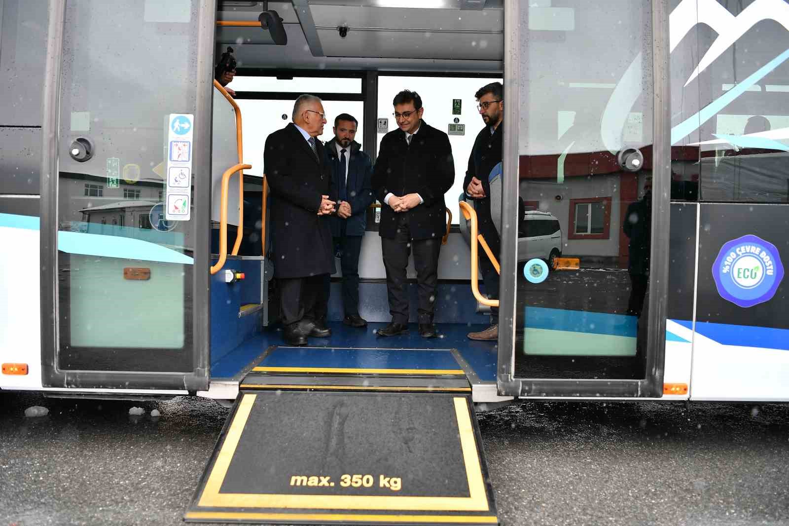 Başkan Büyükkılıç, çevreci ve yenilenebilir elektrikli otobüs ile bisikletleri inceledi
Başkan Büyükkılıç, çevreci ve yenilenebilir elektrikli otobüs ile bisikletleri inceledi