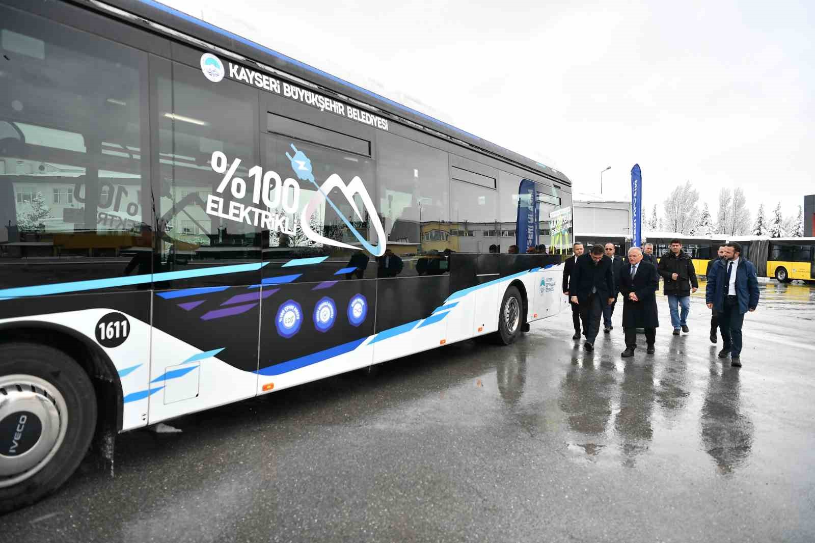 Başkan Büyükkılıç, çevreci ve yenilenebilir elektrikli otobüs ile bisikletleri inceledi
Başkan Büyükkılıç, çevreci ve yenilenebilir elektrikli otobüs ile bisikletleri inceledi