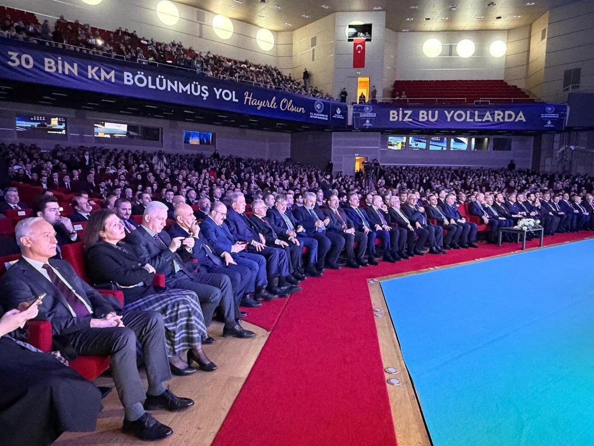 Başkan Büyükkılıç, Cumhurbaşkanı Erdoğan ile 30 Bin km Bölünmüş Yol Töreni’nde görüştü
Başkan Büyükkılıç, Cumhurbaşkanı Erdoğan ile 30 Bin km Bölünmüş Yol Töreni’nde görüştü