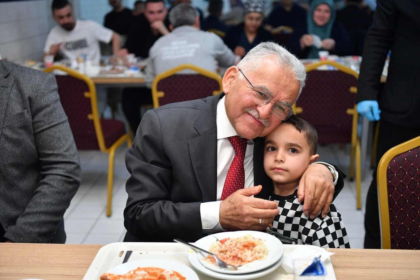 Başkan Büyükkılıç, Cumhurbaşkanı ile bayramlaştı, ’iftara 5 kala’ programına ve huzurevi gönül sofrasına katıldı
