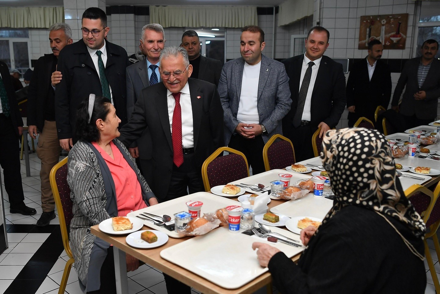 Başkan Büyükkılıç, Cumhurbaşkanı ile bayramlaştı, ’iftara 5 kala’ programına ve huzurevi gönül sofrasına katıldı
