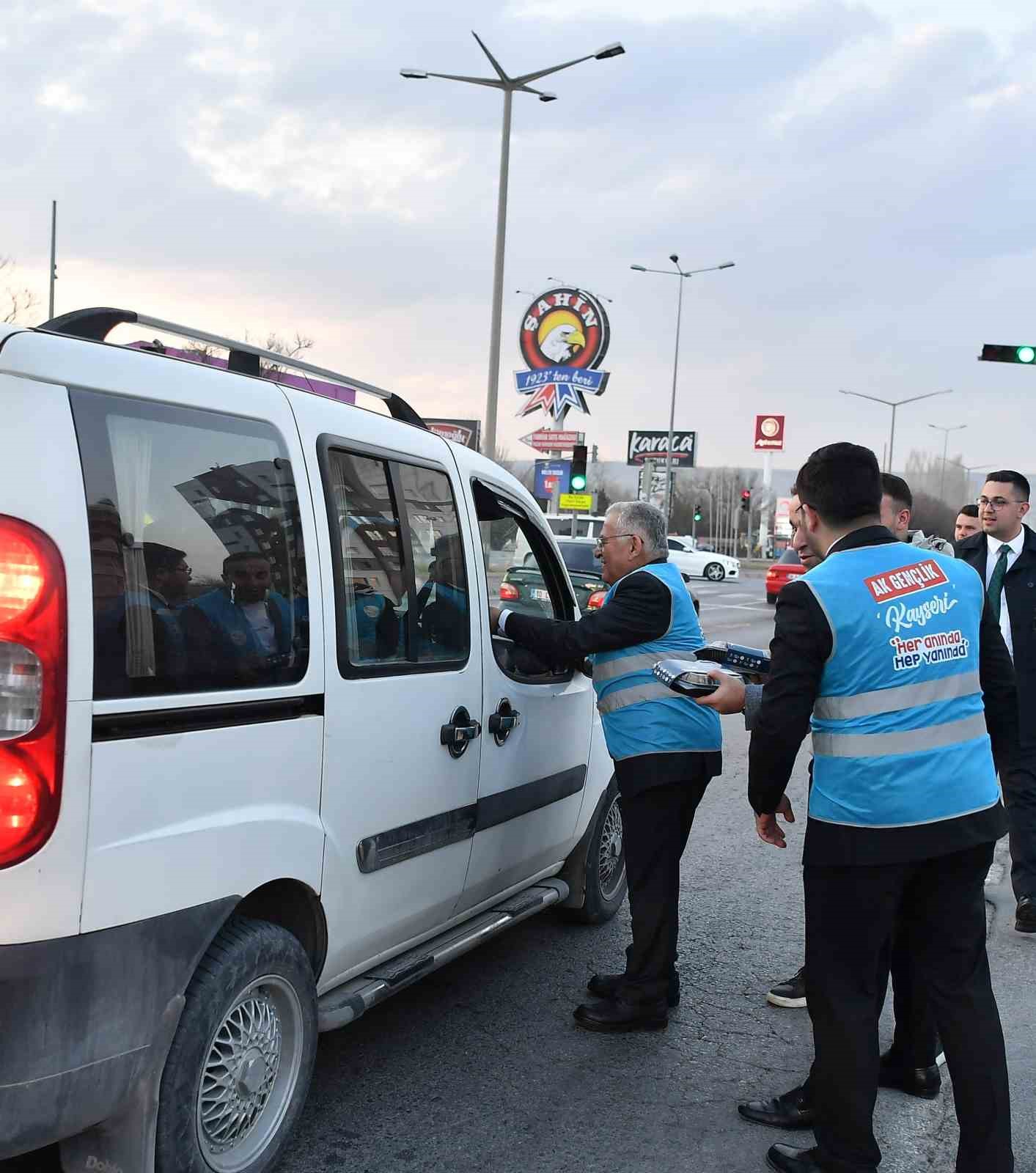 Başkan Büyükkılıç, Cumhurbaşkanı ile bayramlaştı, ’iftara 5 kala’ programına ve huzurevi gönül sofrasına katıldı
