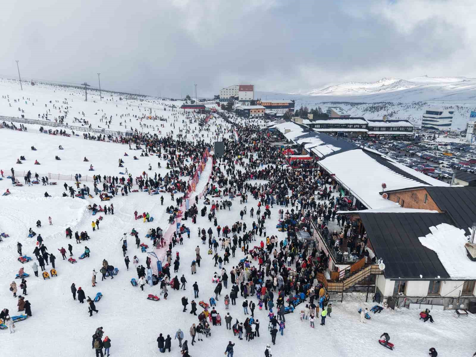 Başkan Büyükkılıç: "Erciyes’te yarıyıl bereketli geçti"
Başkan Büyükkılıç: "Erciyes’te yarıyıl bereketli geçti"