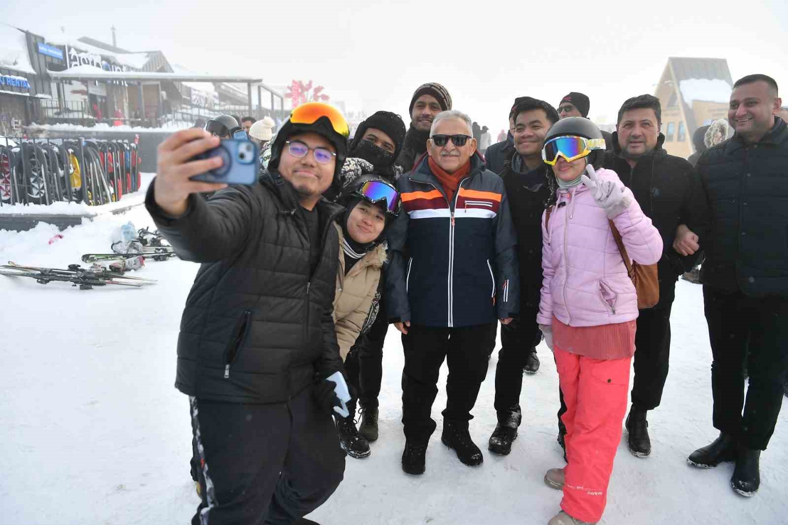 Başkan Büyükkılıç: "Erciyes’te yarıyıl bereketli geçti"
Başkan Büyükkılıç: "Erciyes’te yarıyıl bereketli geçti"