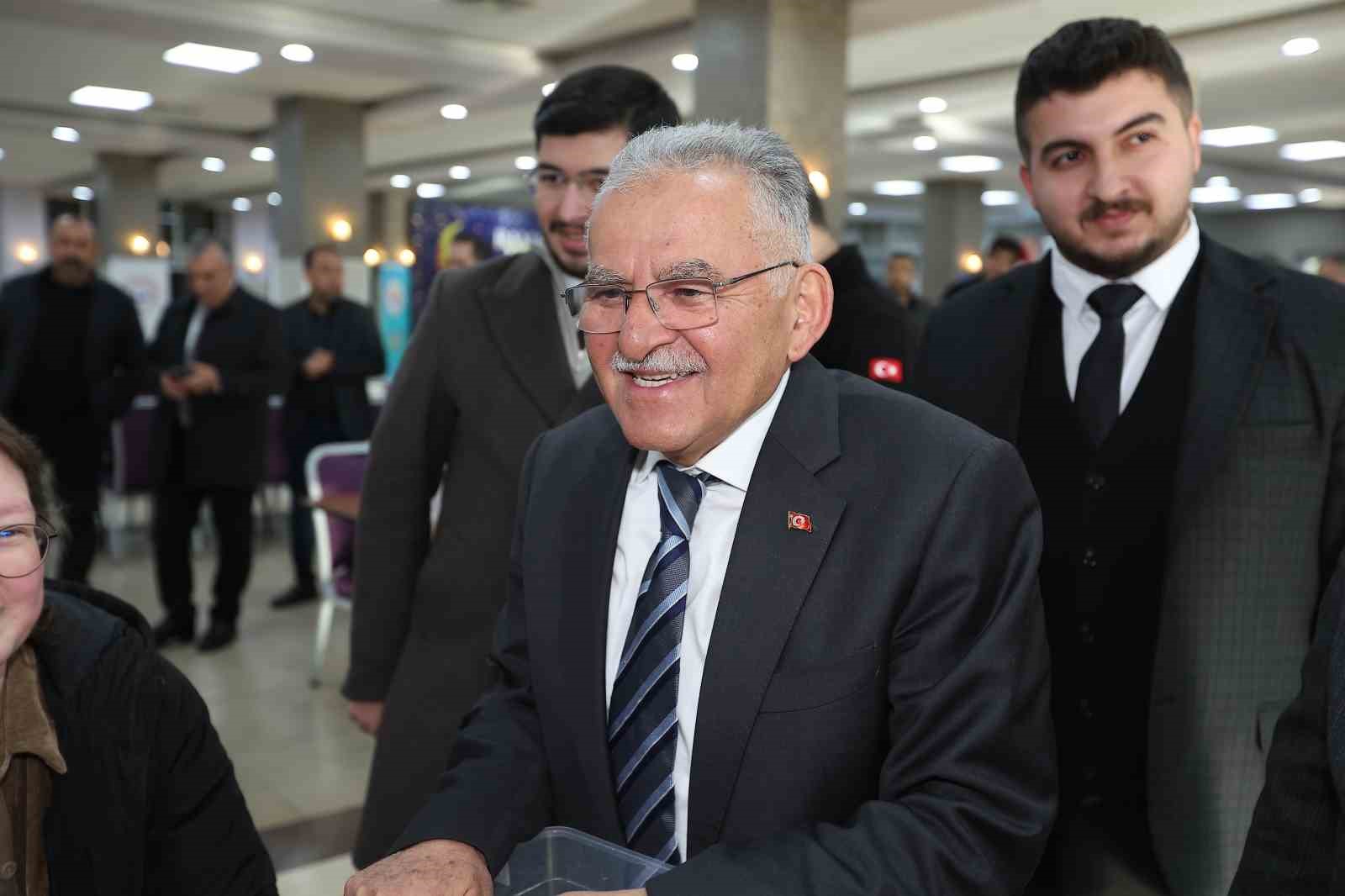 Başkan Büyükkılıç, ERÜ öğrencileri ile iftar bereketini paylaştı
