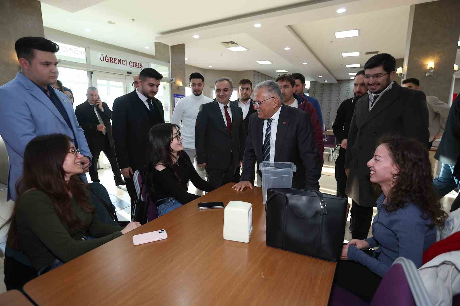 Başkan Büyükkılıç, ERÜ öğrencileri ile iftar bereketini paylaştı
